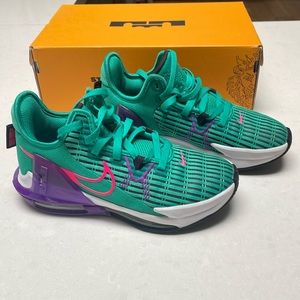 Lebron Witness VI Nikes Size 5